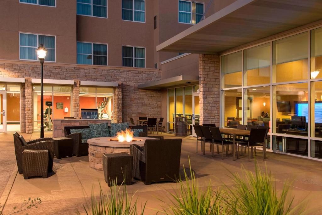 um pátio com mesas e cadeiras e uma fogueira em Residence Inn by Marriott Austin - University Area em Austin