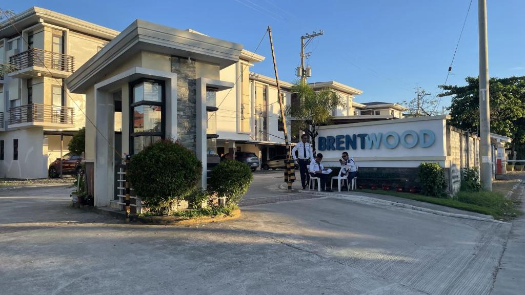 Mactan Oasis- Stylish Condo with Pool and Netflix