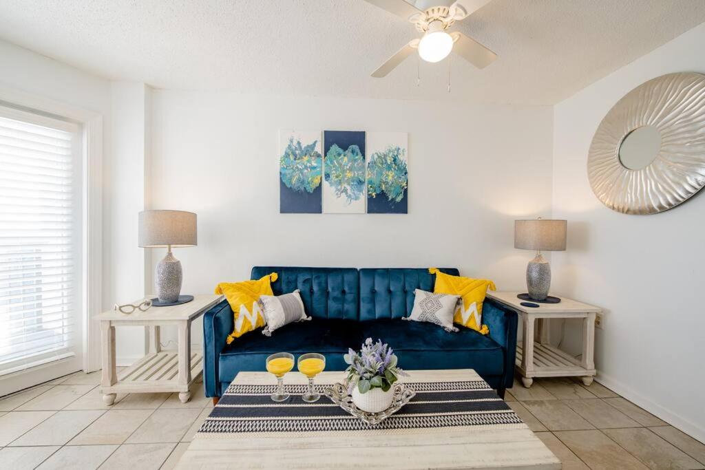 ein Wohnzimmer mit einem blauen Sofa und 2 Tischen in der Unterkunft Royal Retreat-Amazing view-King bed-1 bedroom-Full kitchen-Free parking-Self check-in in Myrtle Beach