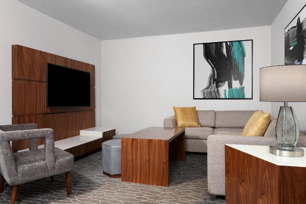 Posezení v ubytování Delta Hotels by Marriott Woodbridge