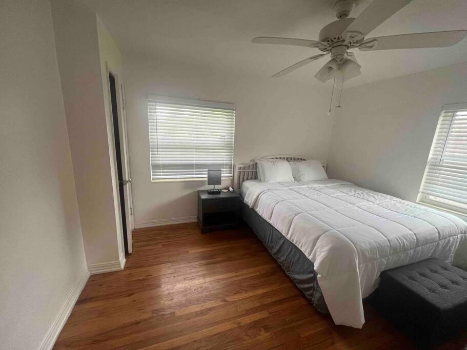 Schlafzimmer mit einem Bett und einem Deckenventilator in der Unterkunft Cozy House on the hill in Tallahassee
