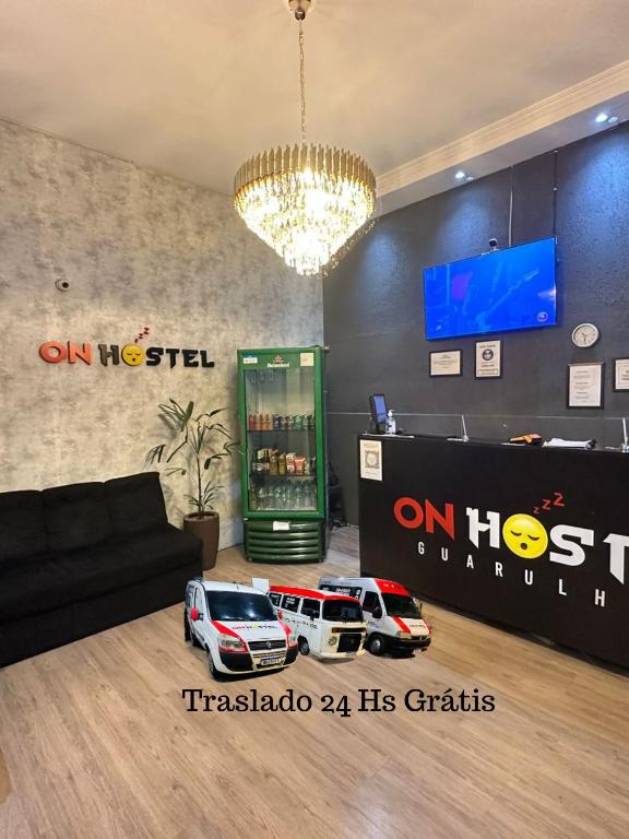 uma sala de estar com dois carros de brinquedo em exposição em ON HOSTEL Gru Aeroporto Translado 24 hs em Guarulhos