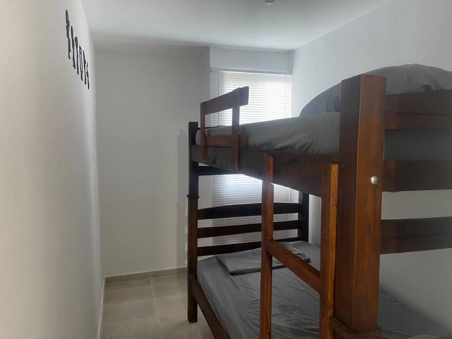 מיטה או מיטות קומותיים בחדר ב-Para estrenar agradable apartamento acogedor