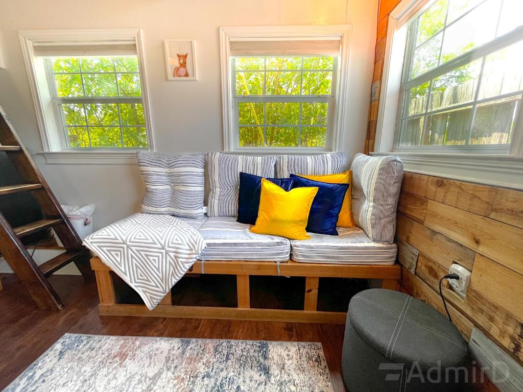Tiny House w/ Backyard Chickens &amp; Tesla for Rent*, Houston 