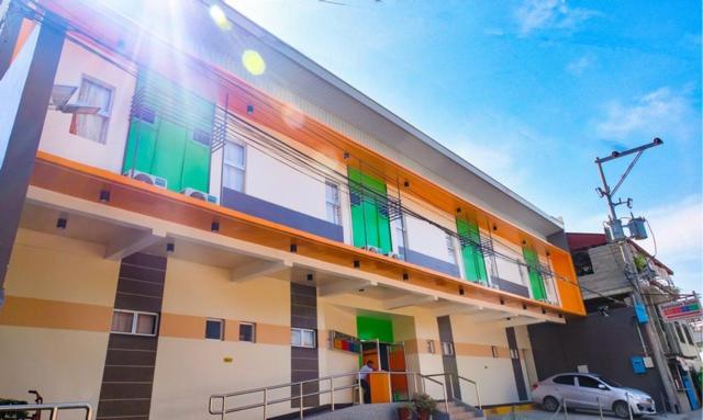 ein Gebäude mit bunten Fenstern an der Seite in der Unterkunft Downtown Suites CDO in Cagayan de Oro