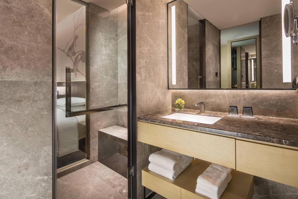 Koupelna v ubytování Courtyard by Marriott Shanghai Hongqiao