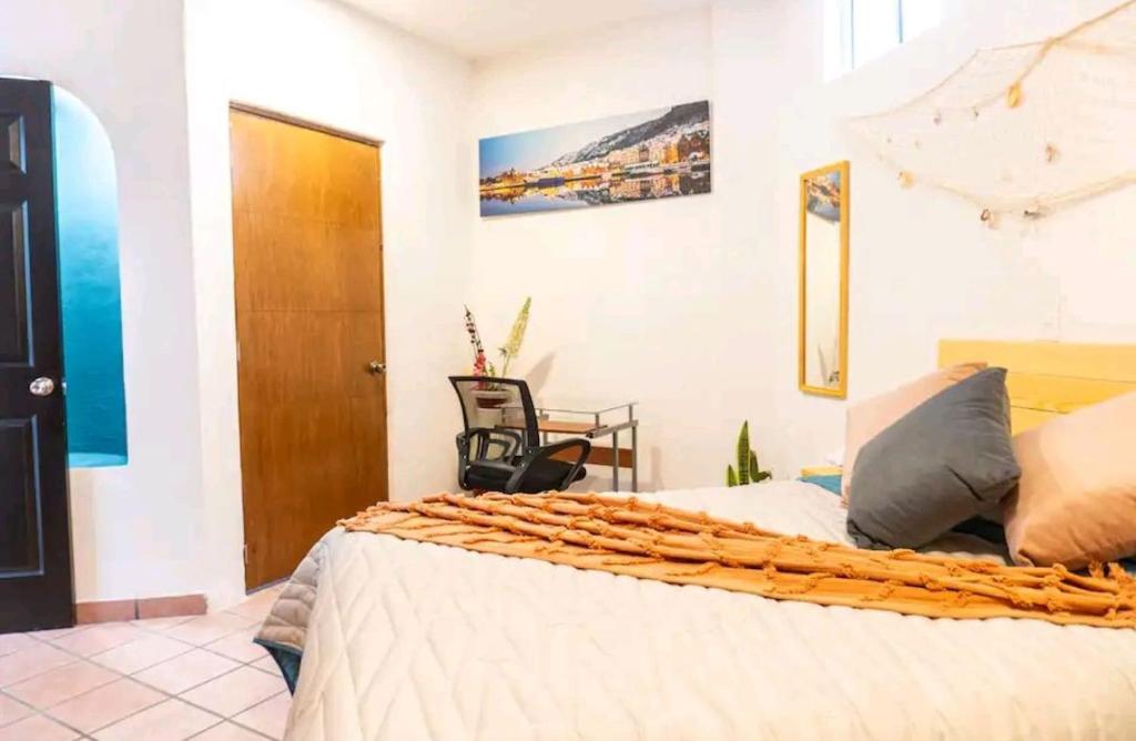 um quarto com uma cama e uma mesa em Room in Guest room - Suite 2 Vena Close to buses and supermakets em Puerto Vallarta