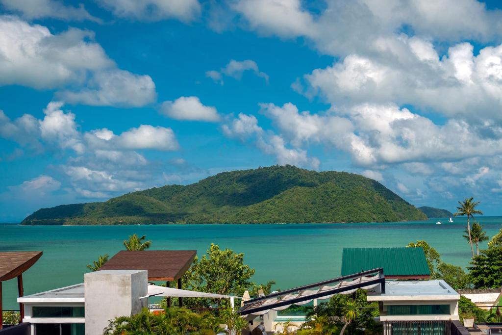 - Vistas al océano desde un complejo en Luxurious SeaView 4br Private Pool Villa by Intira Villas, en Rawai Beach