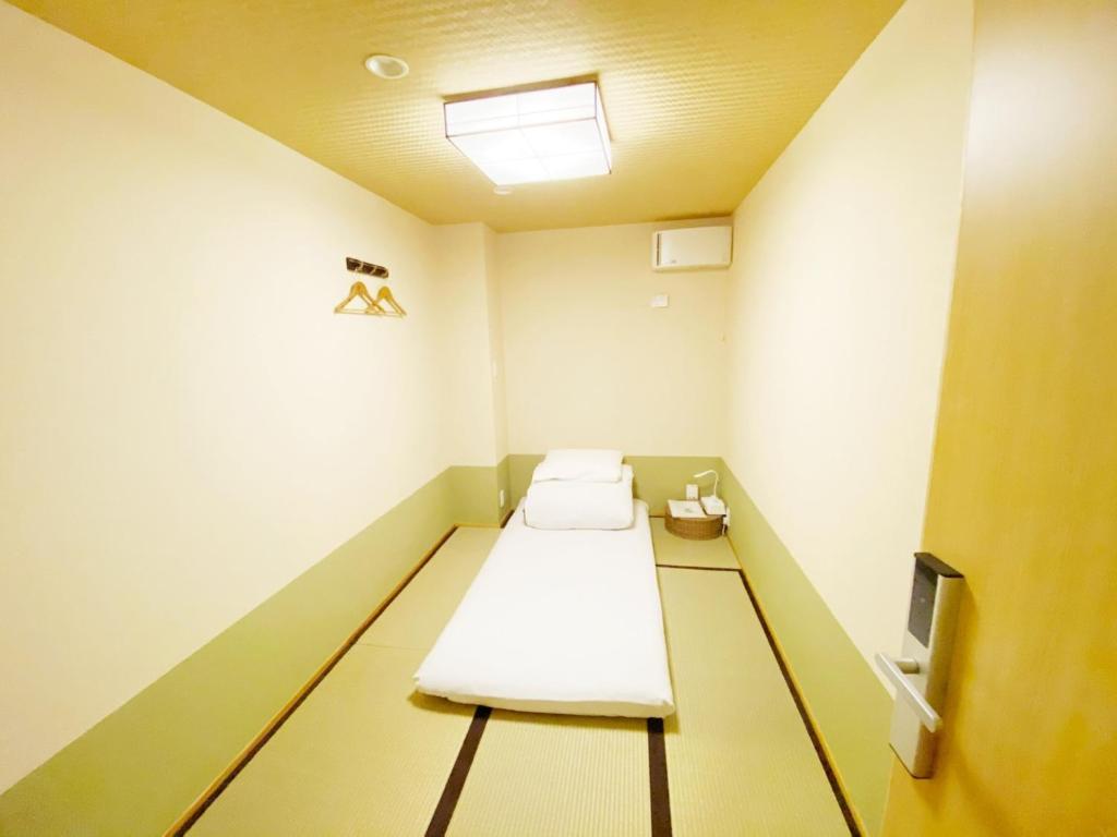 ein Krankenhauszimmer mit 2 Betten und einer Decke in der Unterkunft Reina Building 4F / Vacation STAY 61776 in Tokushima