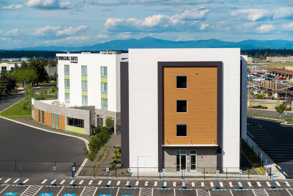 un edificio con una puerta de madera en su lateral en SpringHill Suites Spokane Airport en Spokane