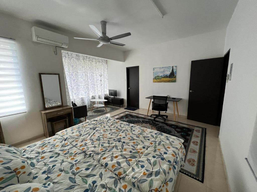 Postel nebo postele na pokoji v ubytování NEW! Naiz Crib 4 Bedroom at Kepayang Heights