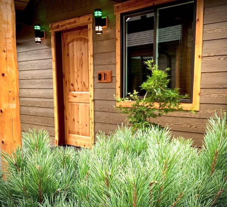 una puerta de madera en el lateral de una casa en Bear Mountain - Suite 1, en Grants Pass