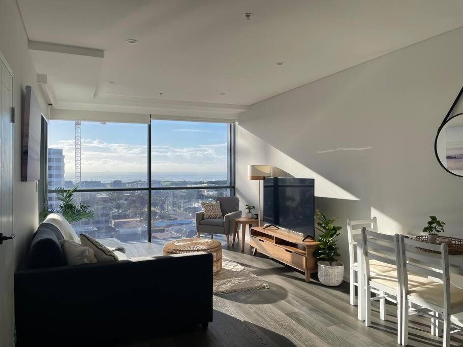 ウーロンゴンにあるDesigner 1 BR Apt in Wollongong with Ocean Viewsのリビングルーム(ソファ、大きな窓付)