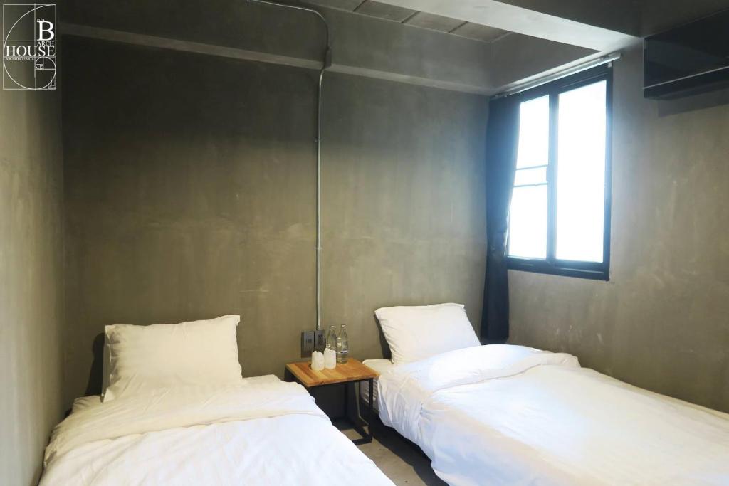 B Arch House Hotel and Cafe ll NO PARKING ll - Resim 16