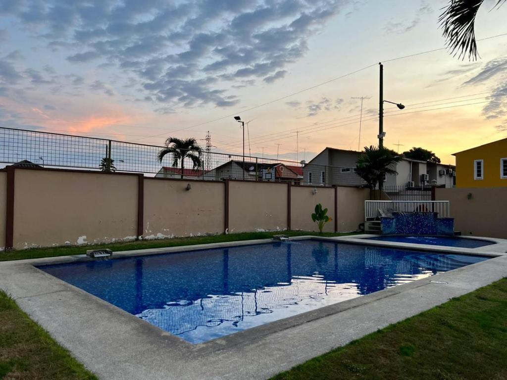 Villa Amoblada en Urbanización 내부 또는 인근 수영장