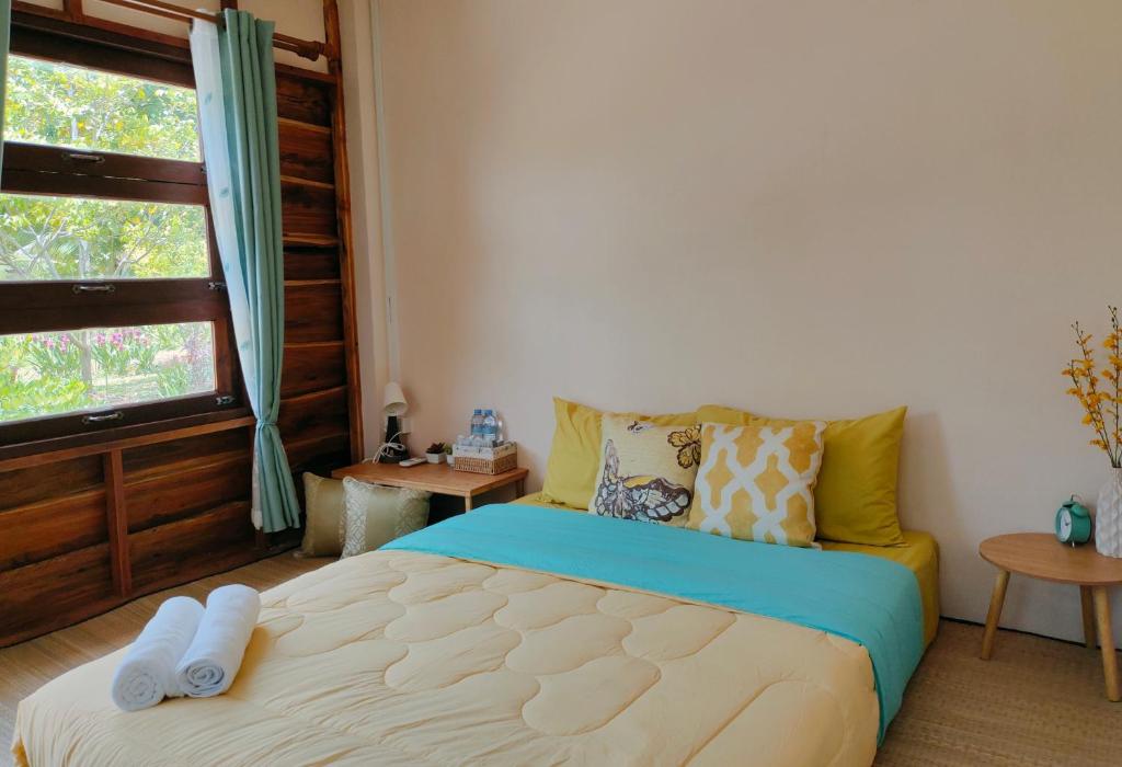 - une chambre avec un lit et une fenêtre dans l'établissement Payim farmstay, 