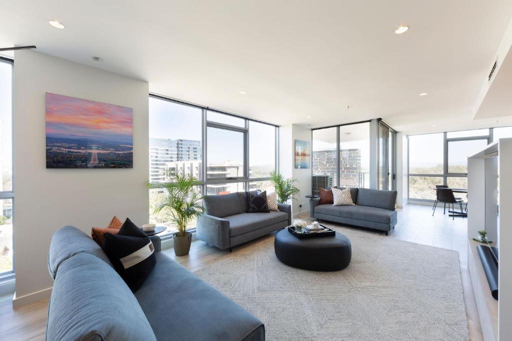 uma sala de estar com um sofá e uma mesa em Accommodate Canberra - Metropolitan 70 em Canberra