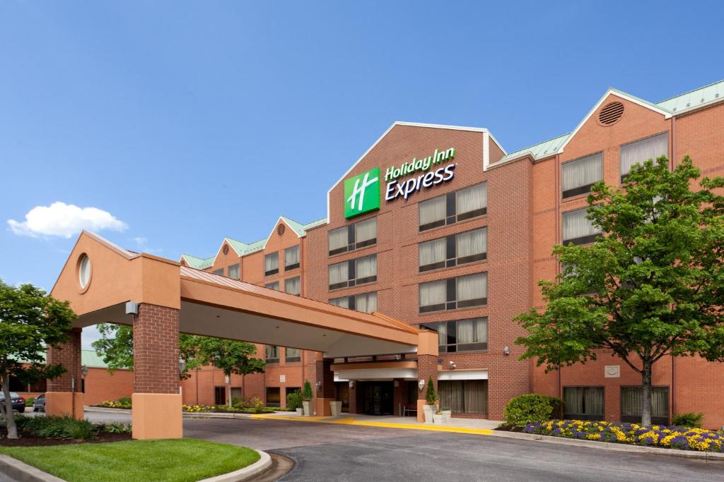 um hotel com uma placa na frente de um edifício em Holiday Inn Express Baltimore BWI Airport West, an IHG Hotel em Hanover