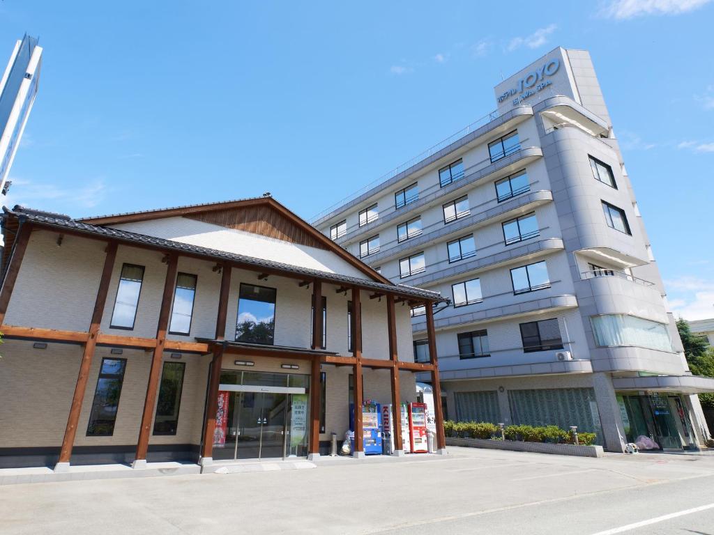 Tabist Onsen Hotel Toyo في Fuefuki: مبنى عليه لافته