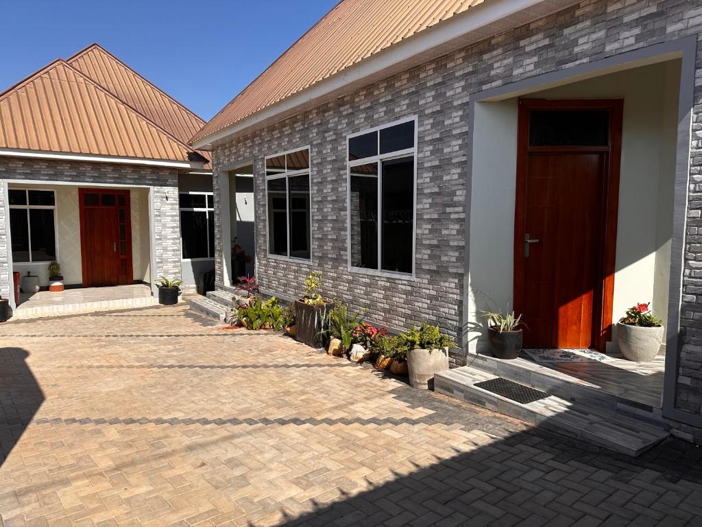 ein Backsteinhaus mit einem Weg, der zu einer Tür führt in der Unterkunft Dodoma Home Apartments in Dodoma
