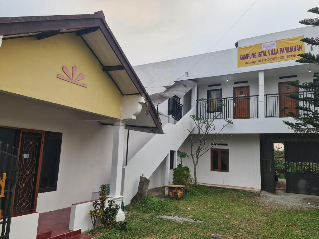 Gallery image of Kampung Istal Villa Pamijahan in Cireungkong