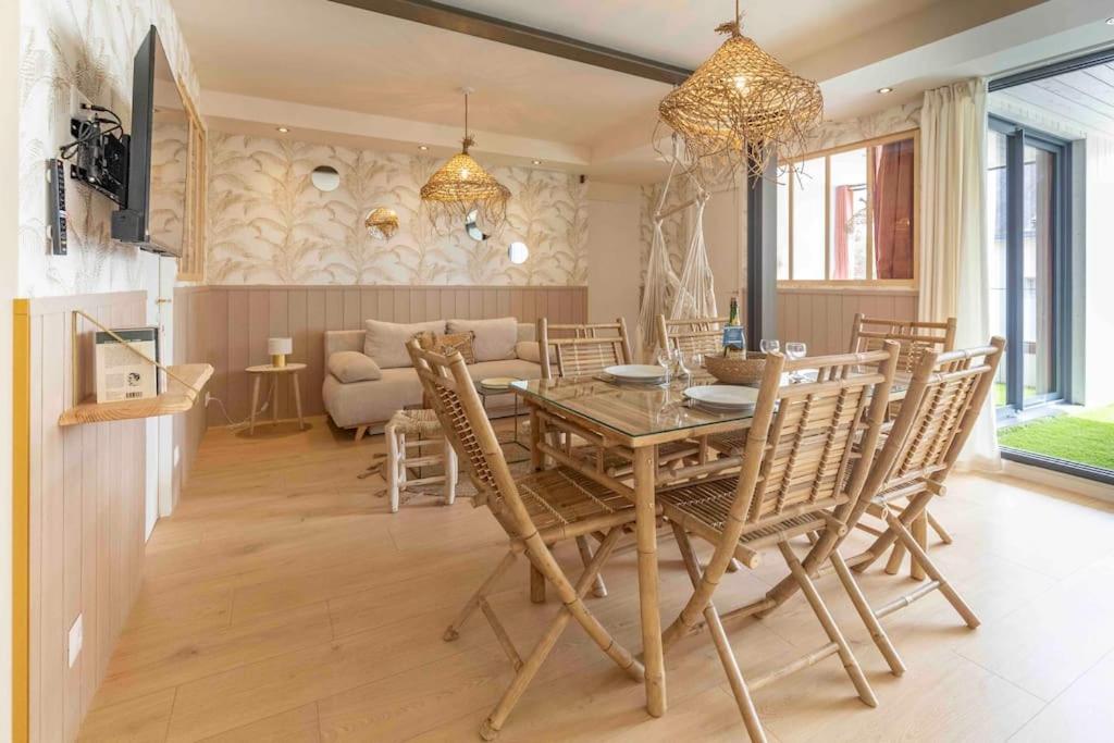 - une salle à manger et un salon avec une table et des chaises dans l'établissement Les Voiles - Appart'hotel "Le Suroit", à Carnac