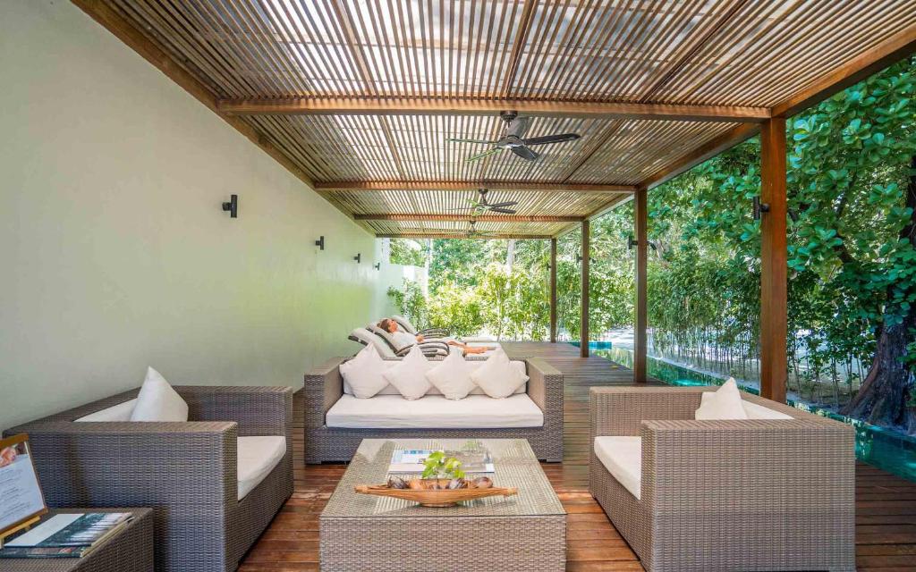 Гостиная зона в Holiday Inn Resort Kandooma Maldives - Kids Stay & Eat Free and DIVE FREE for Certified Divers for a minimum 3 nights stay