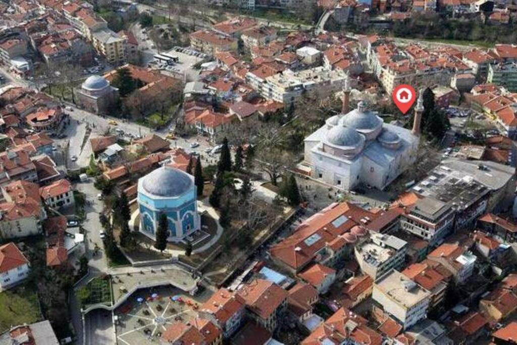 una vista aérea de una ciudad con una mezquita en Cozy 2 bedroom near Green Mosque, en Yıldırım