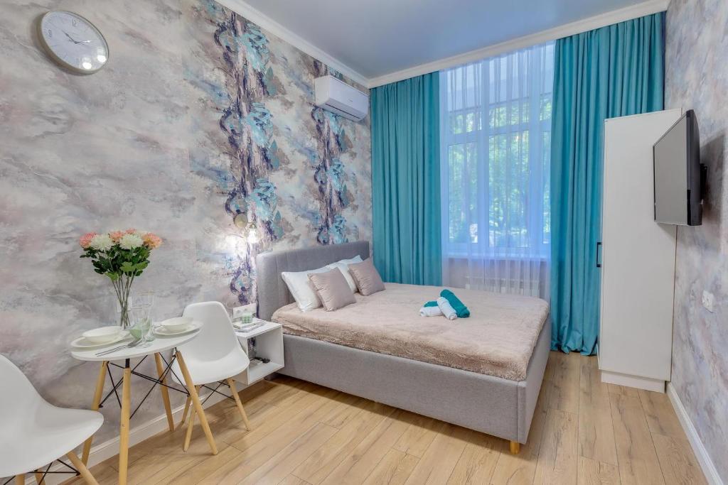 - une chambre avec un lit et une table avec des chaises dans l'établissement Asaapart Vernyi Room 1, à Almaty