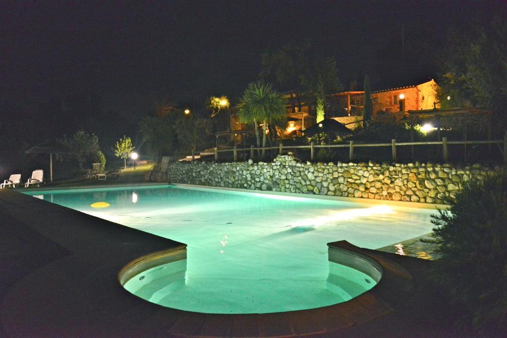 Bazén v ubytování Agriturismo San Tommaso nebo v jeho okolí
