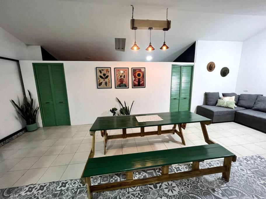 - un salon avec une table et un canapé dans l'établissement Departamento TAPO/Aeropuerto, à Mexico