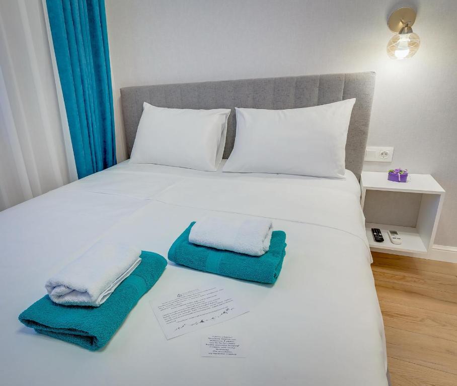Una cama con dos toallas encima. en Asaapart Vernyi Room 5, en Almaty