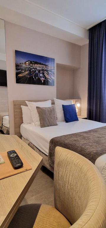 Кровать или кровати в номере Hôtel de la Fontaine