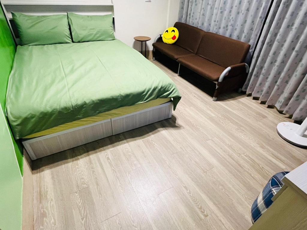 Postel nebo postele na pokoji v ubytování 郵系空間民宿