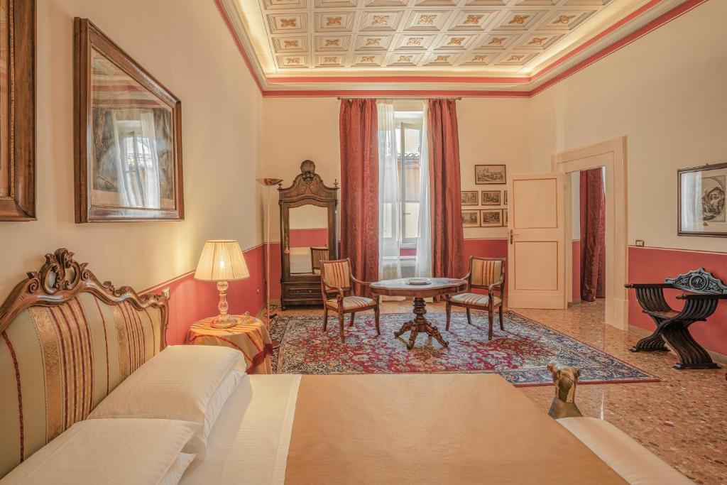 ein Wohnzimmer mit einem Sofa und einem Tisch in der Unterkunft Palazzo Rotati in Fano