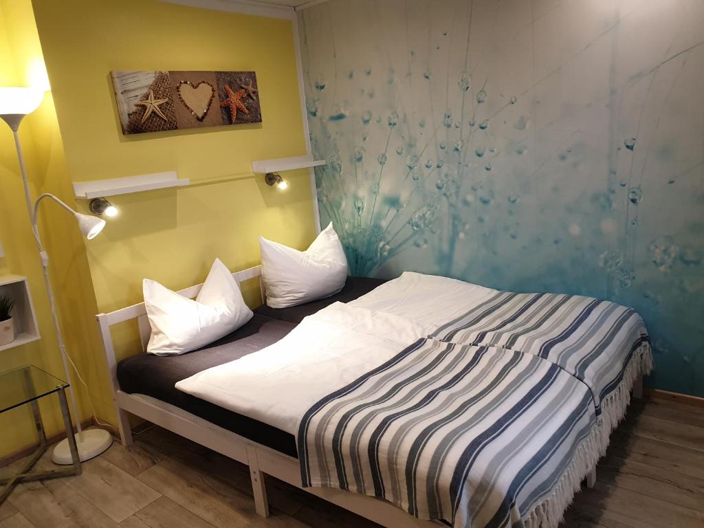 Un pat sau paturi într-o cameră la XXS Appartement Junghans
