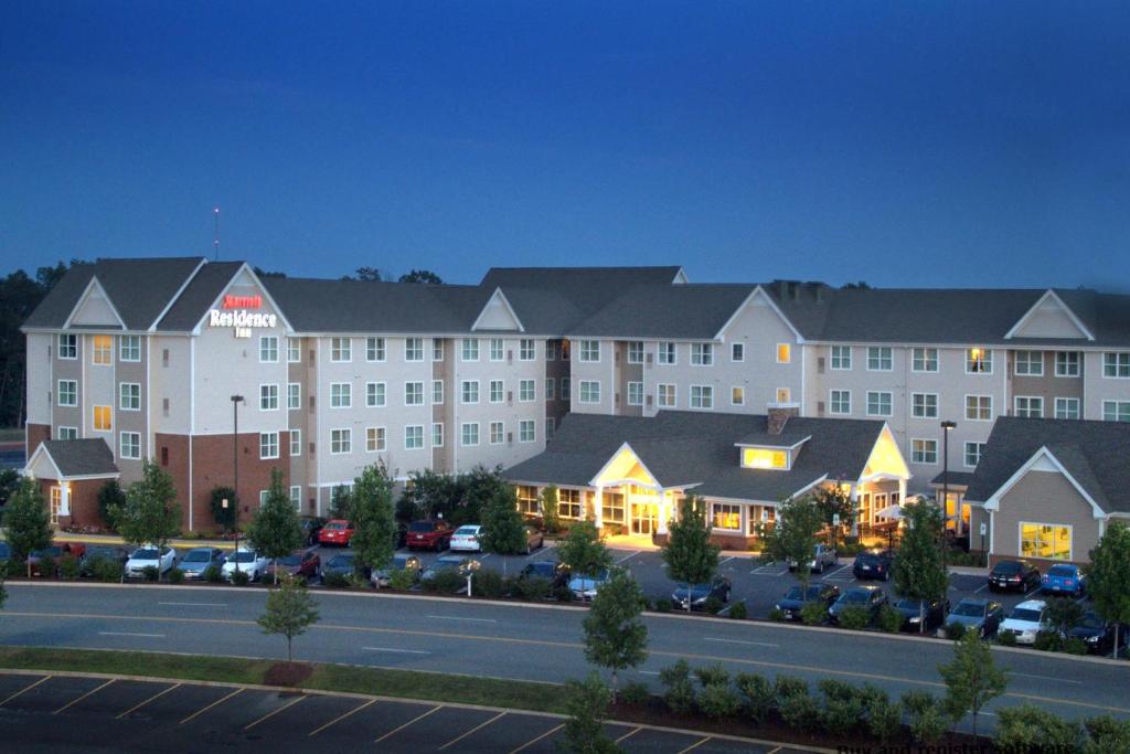 duży hotel z samochodami zaparkowanymi na parkingu w obiekcie Residence Inn by Marriott Fredericksburg w mieście Fredericksburg