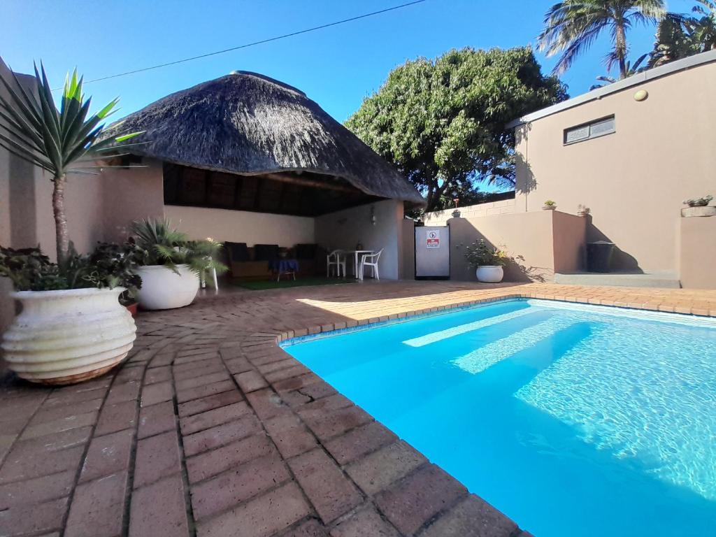 eine Villa mit einem Pool vor einem Haus in der Unterkunft African Thistle in St Lucia