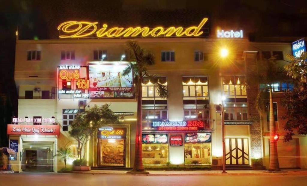 een gebouw met een bord dat 's nachts diamanthotel leest bij Khách Sạn Kim Cương Thái Bình in Thái Bình