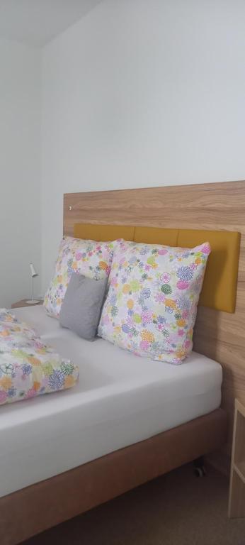 Postel nebo postele na pokoji v ubytování Gasthaus Mandelhof