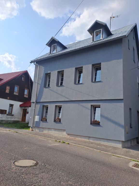un edificio blu sul lato di una strada di Chata Ryba a Pernink