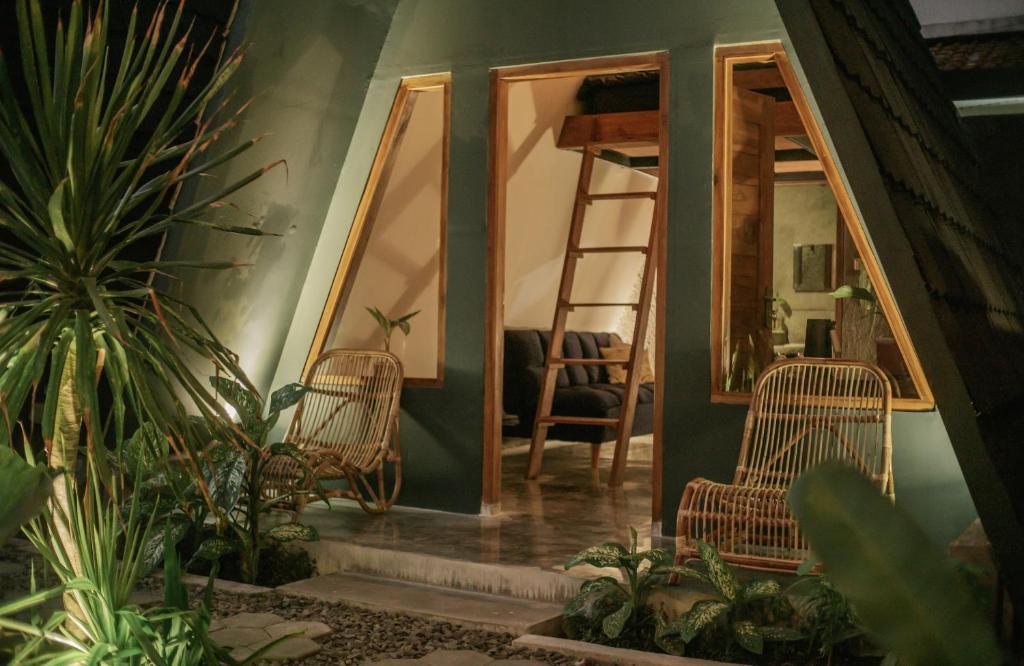 a room with chairs and a ladder in a house at Ranasa Yogyakarta in Timuran