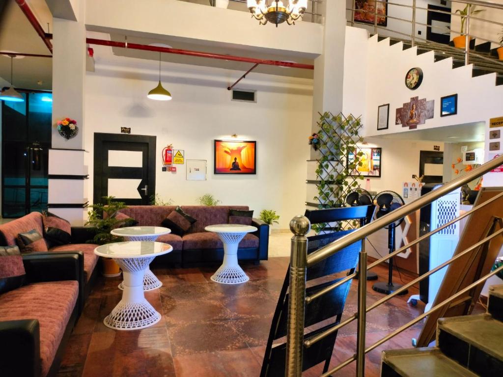 Posezení v ubytování Hotel Buddha Park near Sarnath-Peaceful Garden Retreat with Free Parking & Pets Welcome