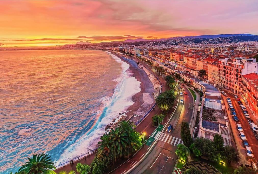 - une vue aérienne sur la plage au coucher du soleil dans l'établissement Bel appartement - 50m2 à 7 minutes du centre au calme, à Nice
