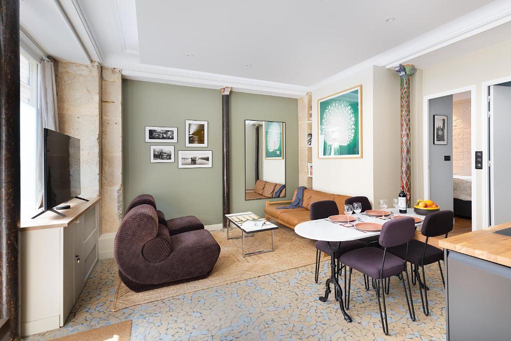 un salon avec une table et des chaises dans l'établissement Boutik Boheme L'Atelier Père Lachaise, à Paris
