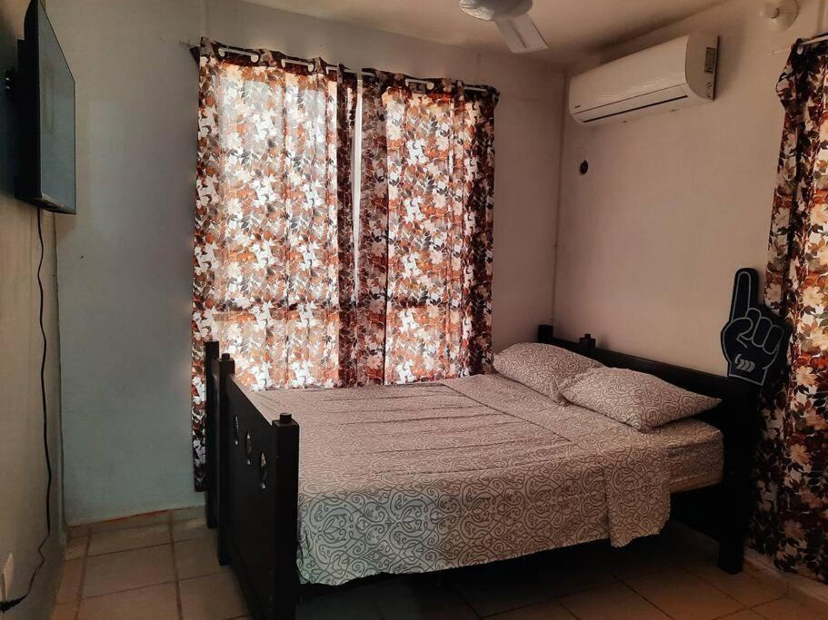 梅里達的住宿－DEP. 2 recamaras 1er pis，一间卧室配有床和带窗帘的窗户