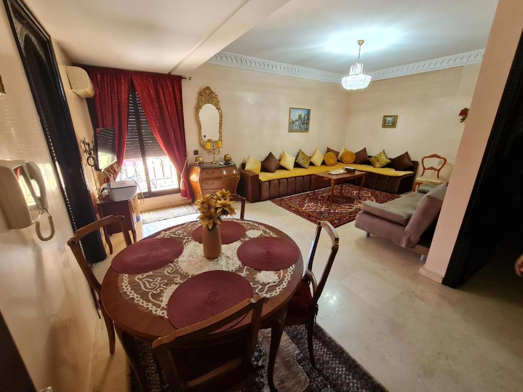 salon ze stołem i kanapą w obiekcie Luxury apartment 2 in the heart of Gueliz, Wifi, Pool w Marakeszu