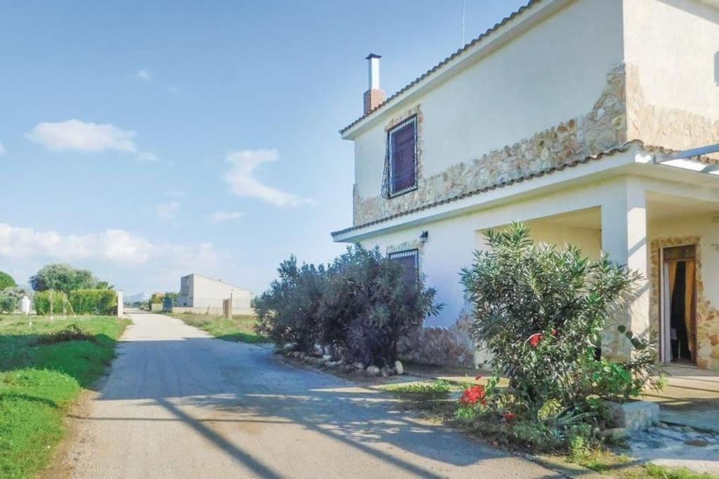 uma casa branca com uma estrada em frente em Villa in campagna vicina al mare Bonerelax em Menfi