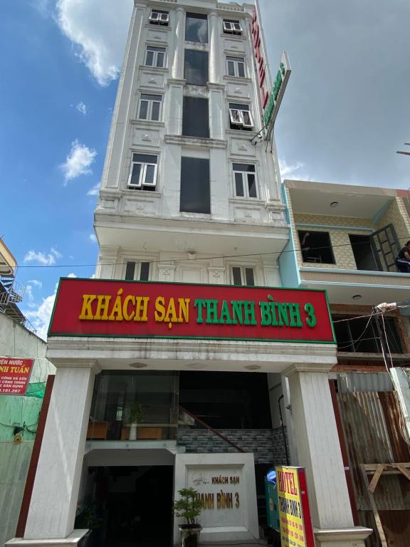 Un bâtiment avec un panneau qui lit ketch a vu une clinique de trance dans l'établissement Khách sạn Thanh Bình 3, à Hô-Chi-Minh-Ville