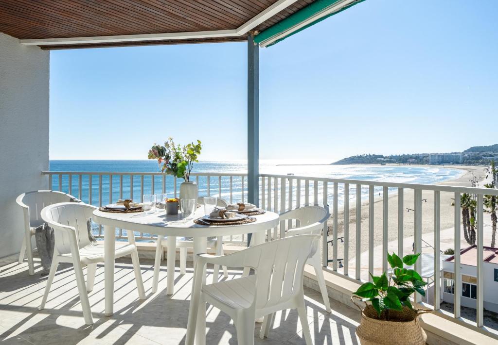 ラ・ピネーダにあるAlea Rentals - Bell Racóの白いテーブルと椅子、ビーチのあるバルコニー